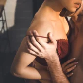 Um casal se abraçando com clima de tensão sexual.