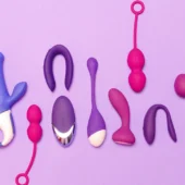A imagem mostra vários tipos de vibradores em um fundo rosa.