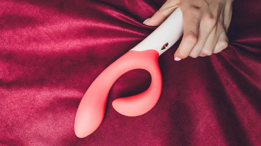 13 melhores vibradores femininos (e mais vendidos) de 2026 A imagem mostra um dos melhores vibradores femininos, o vibrador para o ponto G.