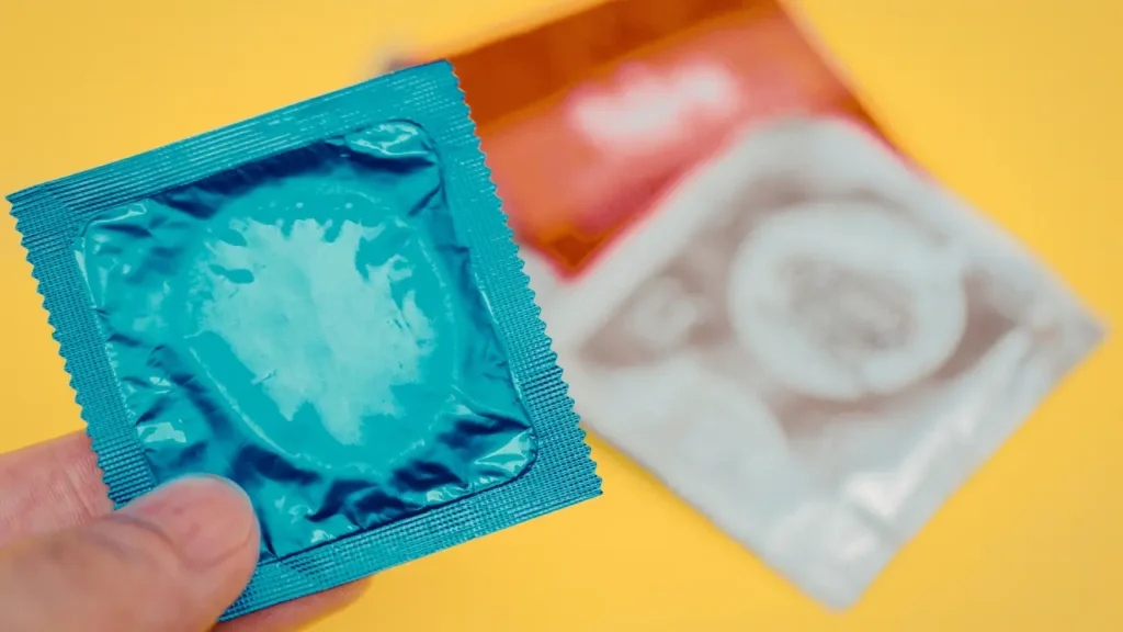 Usar camisinha ainda é importante para quem quer saber como fazer sexo anal sem dor.