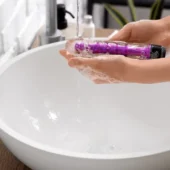 Como higienizar um vibrador da forma certa? 7 passos simples Pessoa higienizando uma vibrador com sabão.