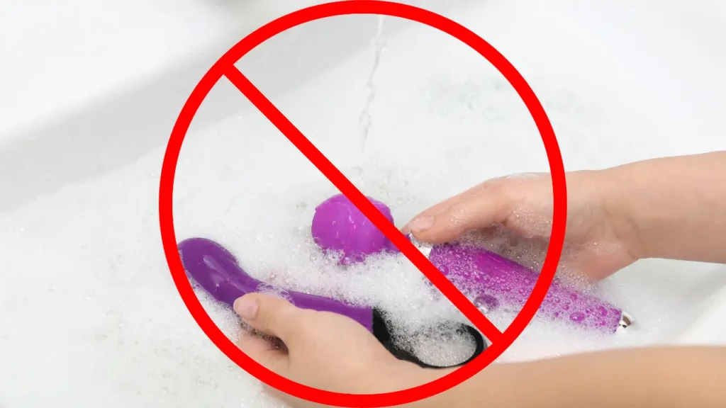 Como higienizar um vibrador da forma certa? 7 passos simples Veja as instruções do produto para saber como higienizar o vibrador.