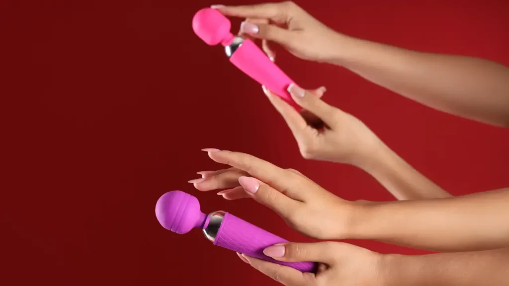 Como higienizar um vibrador da forma certa? 7 passos simples Duas mãos femininas segurando vibradores.