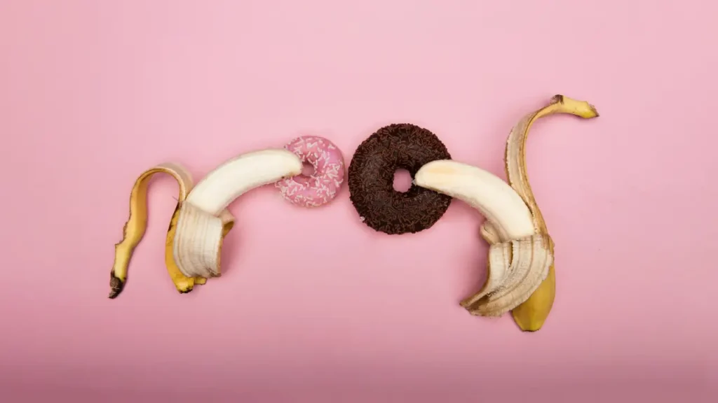 Imagem ilustrativa mostrando 2 bananas e 2 roquinhas, remetendo a como fazer dupla penetração.