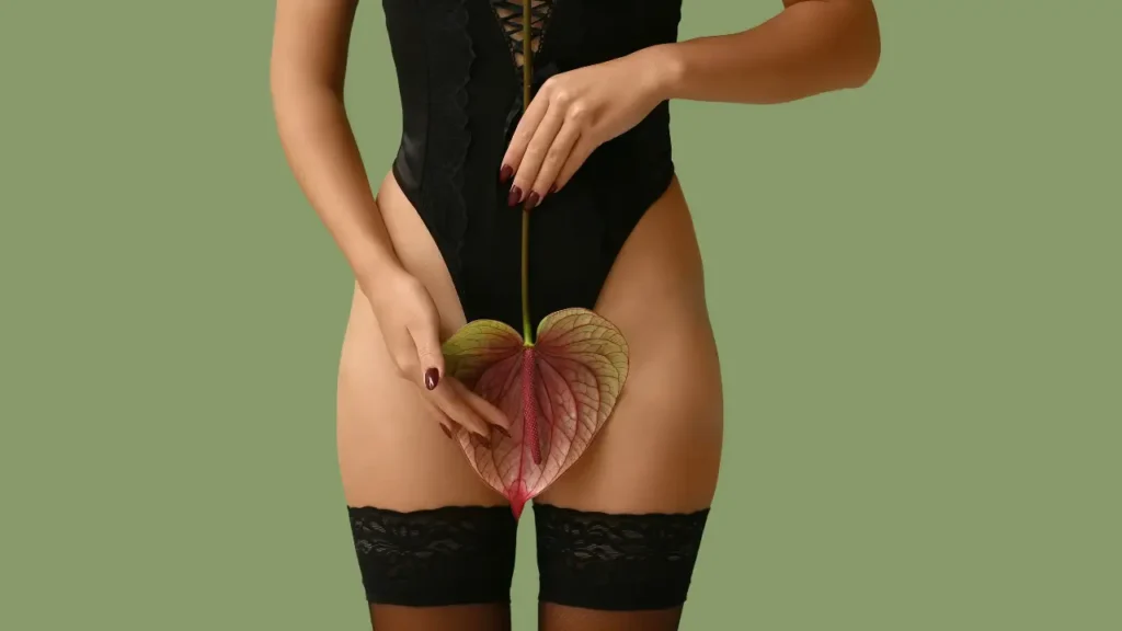 Mulher segurando uma folha na altura da pelvis, remetendo a como é o orgasmo feminino.