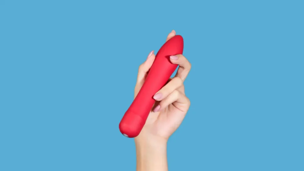 mão segurando e querendo mostrar como usar vibrador bullet