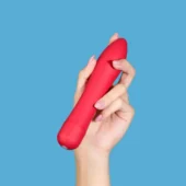 mão segurando e querendo mostrar como usar vibrador bullet