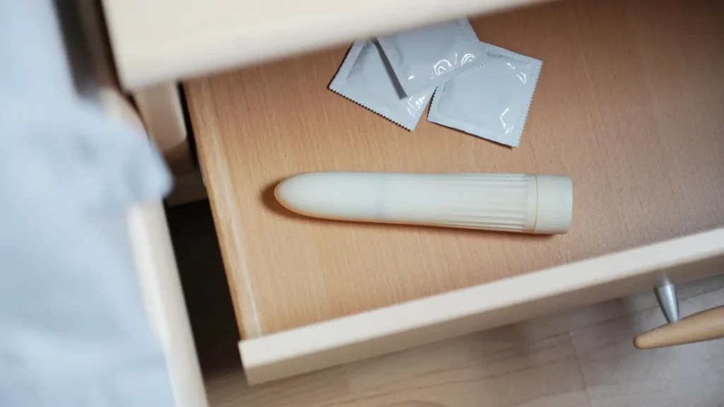 Como usar vibrador bullet? 9 dicas para mais prazer gaveta com um vibrador bullet e preservativos