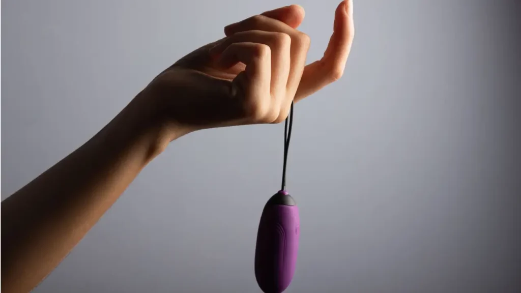 Como usar vibrador bullet? 9 dicas para mais prazer uma mão segurando um modelo de vibrador bullet
